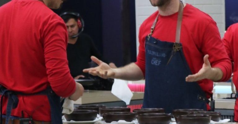 ¡Casi lo arruina! Maxi Mitchell estuvo a punto de botar importante ingrediente de receta