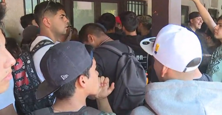 Jóvenes ingresaron a Registro Civil de Puente Alto luego de caótica espera para postergar Servicio Militar