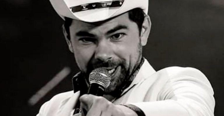 Actor de gemelas revolucionó las redes sociales con curioso disfraz de “El Bromas”