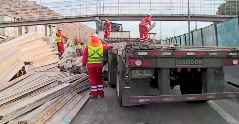 Volcó su carga: Camión protagonizó accidente en General Velásquez