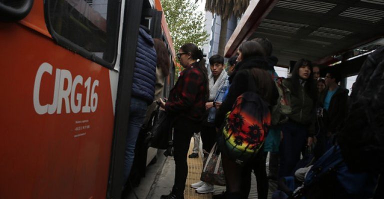 Economista reveló cómo podría ser más eficiente el sistema de transporte en Santiago
