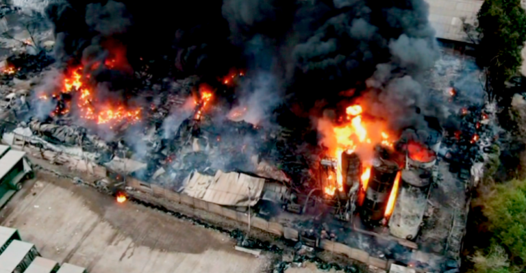 Gran incendio afecta a fábrica de productos químicos y otras empresas en Lampa