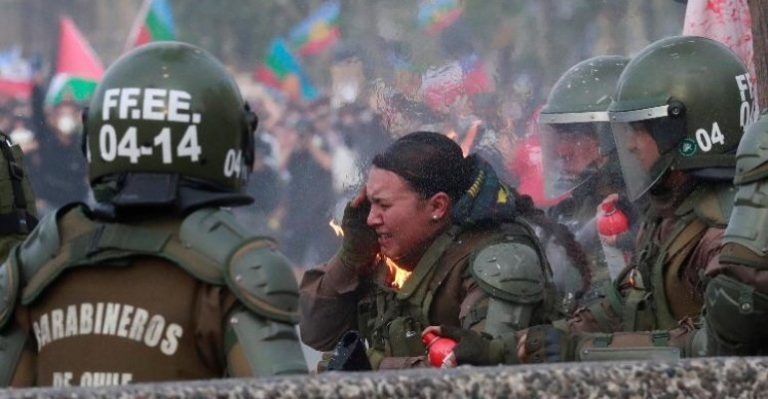 Dos carabineras resultaron con quemaduras luego de ser impactadas con bombas molotov