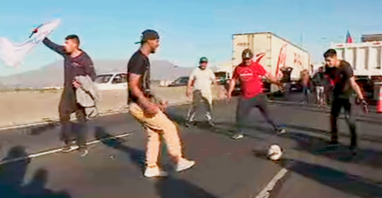 Camioneros jugaron partido de fútbol en plena carretera