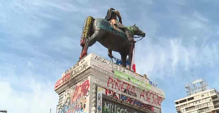 Evalúan retirar monumento de Baquedano hasta que finalicen manifestaciones