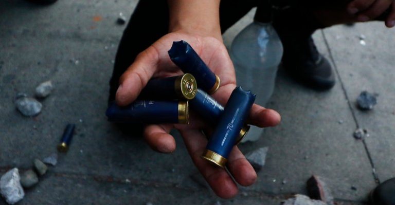 Director de Carabineros anunció suspensión de uso de balines antidisturbios