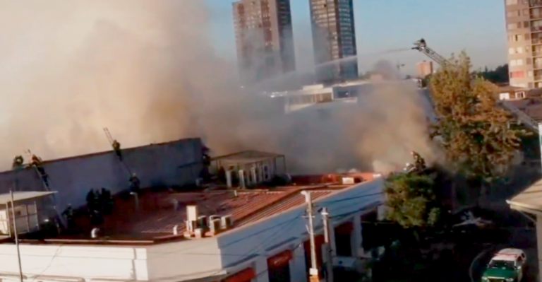 Evacúan a vecinos tras gran incendio en Independencia