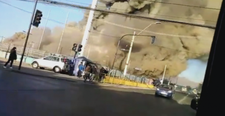 Incendio en supermercado de San Bernardo provocó inmensa nube negra en la capital