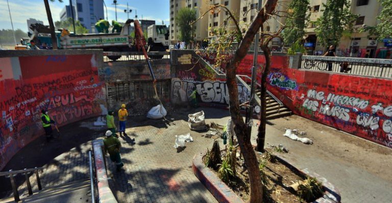 Realizan intenso operativo de limpieza en Baquedano tras nueva manifestación