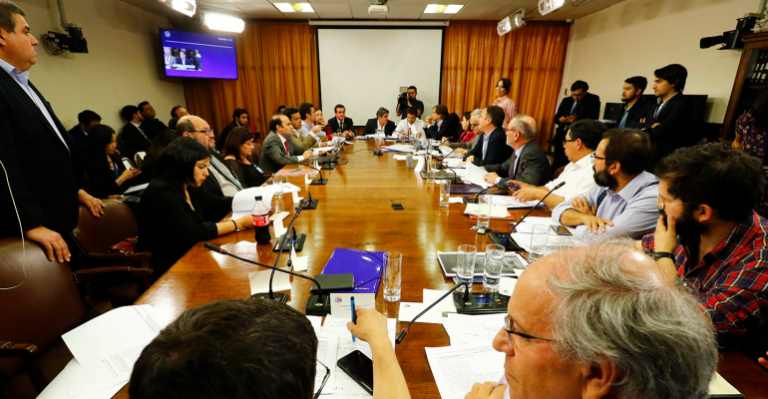 Comisión de Constitución de la Cámara de Diputados aprobó rebajar en un 50% la dieta parlamentaria