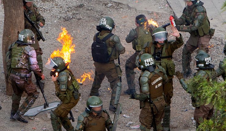 Carabineros se querellará por ataque con molotov a dos funcionarias en Plaza Italia