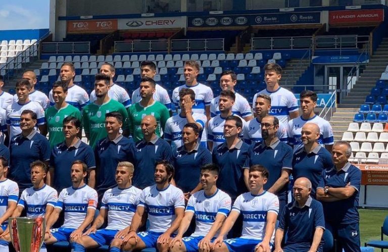 Nacho Saavedra rindió homenaje a víctimas de violencia policial en foto oficial de la UC campeón