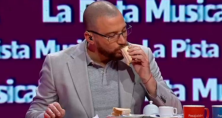 Julián Elfenbein no aguantó el hambre y comió sin problemas un pan en Pasapalabra