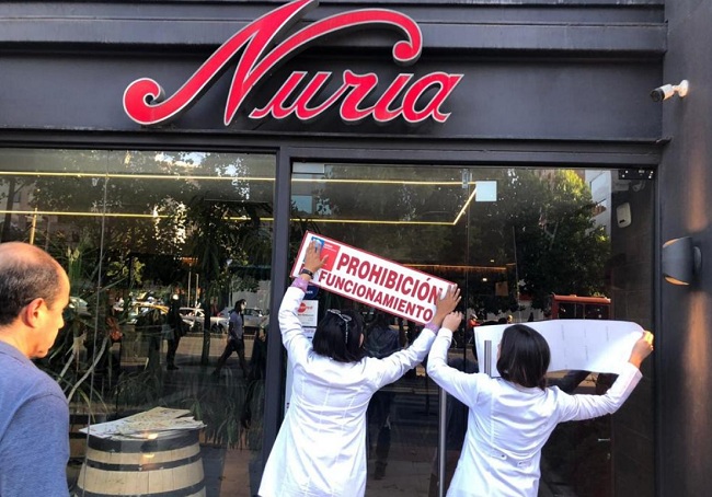 Conocido restaurante de Las Condes fue clausurado tras detección de aguas servidas