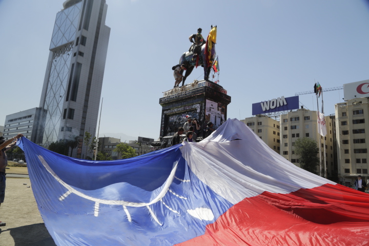 La bandera chilena con un ojo herido que se desplegó en Plaza Italia