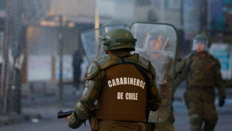 Ordenan al Fisco indemnizar a arquitecto que perdió un ojo por impacto de balín disparado por Carabineros en 2013