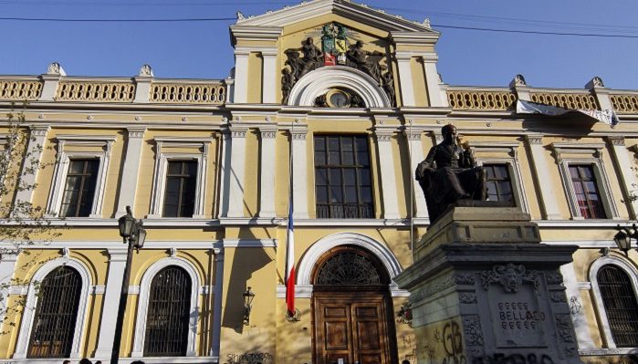 U. de Chile se querella por hurto de 27 libros pertenecientes a la colección personal de Pablo Neruda