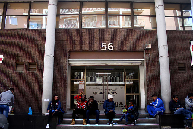 Migrantes disminuyen intención de quedarse en Chile y nacionalizarse tras estallido social