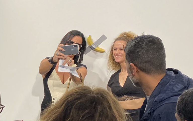 Un artista se comió el plátano de la polémica obra de arte en el Art Basel de Miami