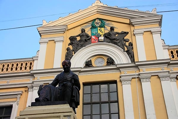 U. de Chile rectifica querella tras denunciar robo de 27 libros
