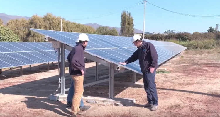 Recoleta implementa iniciativa con paneles solares para que vecinos no paguen por sus cuentas de la luz