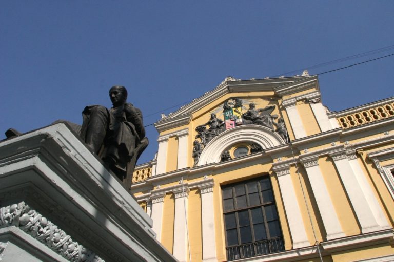 Recuperan colección de libros extraídos de la casa central de la U. de Chile
