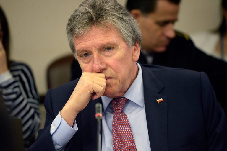 Ministro Espina anuncia viaje a Punta Arenas para monitorear búsqueda de avión de la FACh