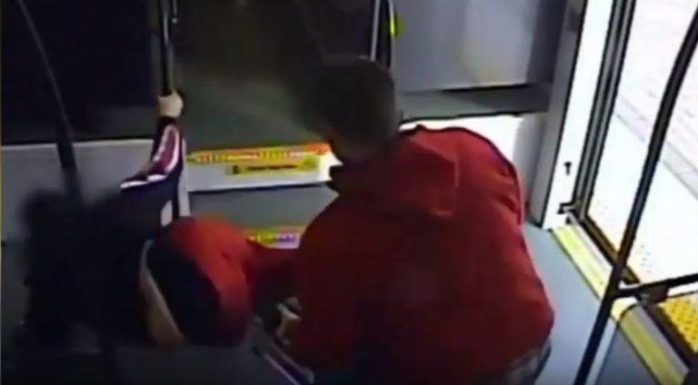 Arrestan a joven que botó a mujer en el metro para robarle su silla de ruedas