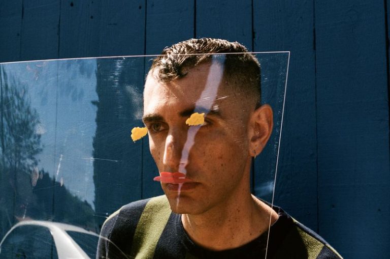 Alex Anwandter retomará su gira por Chile con show a beneficio de la Cruz Roja