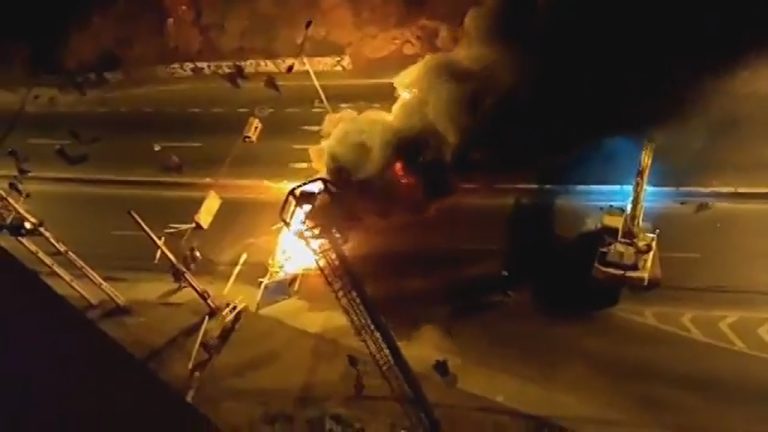 Sujetos robaron una retroexcavadora y destruyeron luminaria pública en Viña del Mar