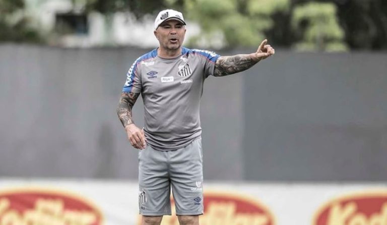Otra más de Sampaoli: Demandó al Santos, pero el club le exige un pago de US$2,4 millones