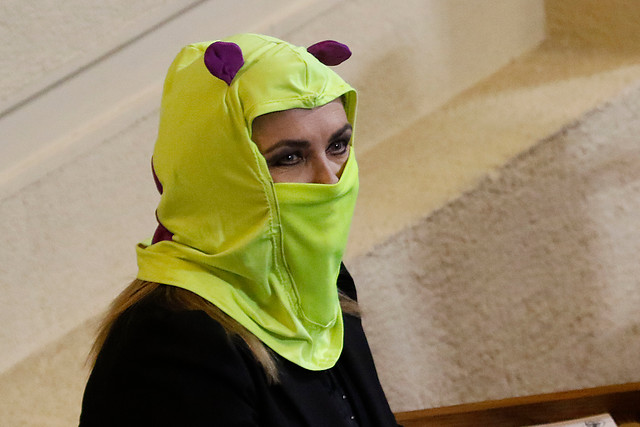 Pamela Jiles llega encapuchada al Congreso en acusación constitucional contra Piñera