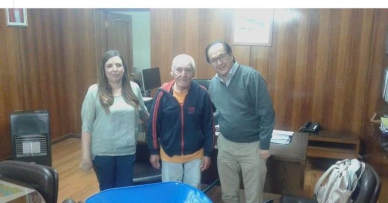 Polémica en Osorno luego que Gobernación regalara carretilla a adulto mayor para que siga trabajando
