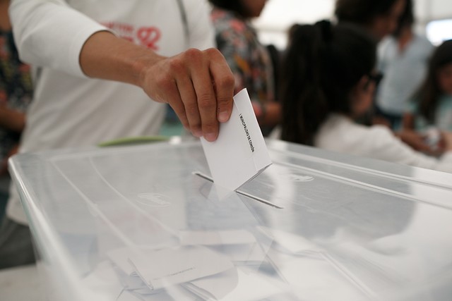 Alta participación en consulta ciudadana revela preferencia por nueva Constitución