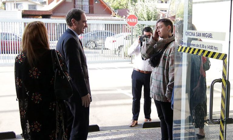Joven rechazó el saludo del ministro Larraín y se tapó un ojo como protesta