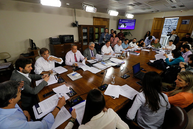 Comisión despacha proyecto por nueva Constitución con escaños reservados y paridad de género
