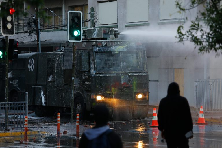 Colegio de Químicos Farmacéuticos exige a Carabineros informar sobre el contenido químico en lanzaaguas