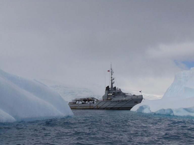 Armada comenzó la búsqueda submarina de los restos del Hércules C-130