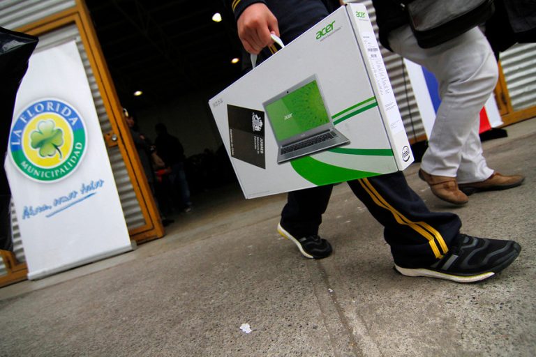 Alumnos se enteraron que no recibirían computadores de la Junaeb el mismo día de la entrega
