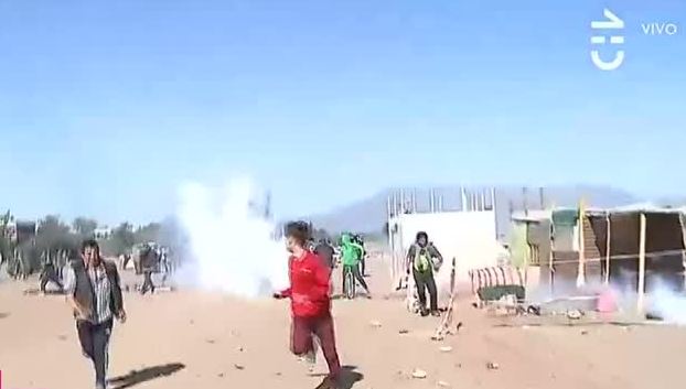 FF.EE. desalojó campamento en Cerro Navia entre enfrentamientos: Usaron el carro lanzaguas y gases lacrimógenos