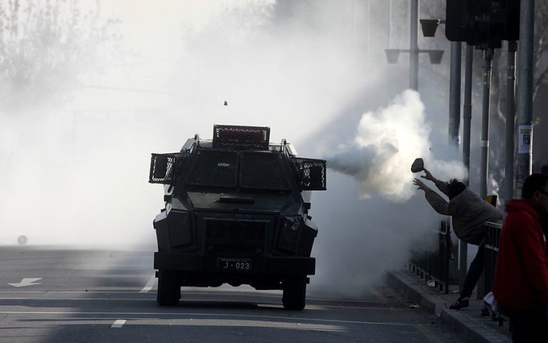 Dos carros policiales embistieron a manifestante en Plaza Italia