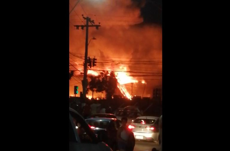 Incendio consume fábrica de muebles en Pudahuel
