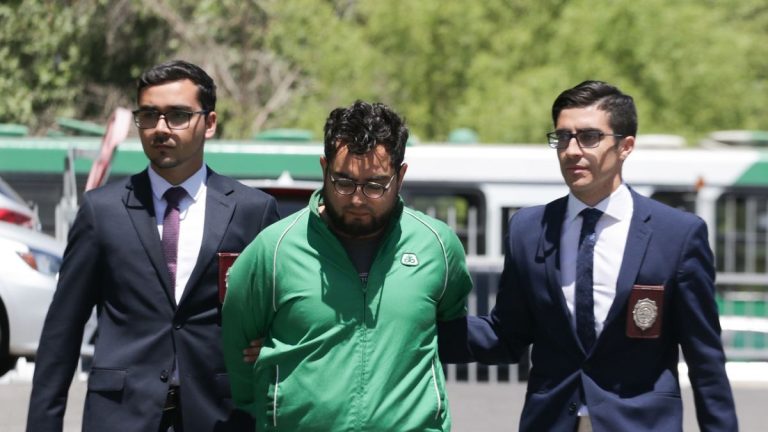 Dejan en libertad a profesor imputado por daños en estación de Metro San Joaquín