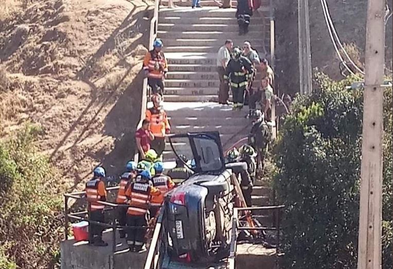 Conductor se fue escalera abajo tras confundirse en Viña: Pensó que era la calle