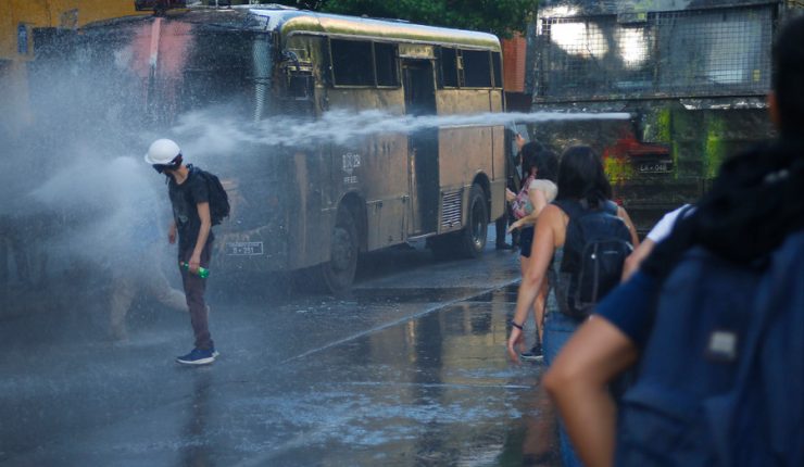 Carabineros se autodenunció por supuesto uso de soda cáustica en carros lanza aguas