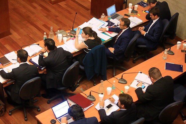 Grupo de 12 carabineros acusados de torturas en estallido social acude al TC