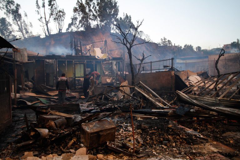 Jorge Sharp advierte que interpondrá querella contra quienes resulten responsables del incendio que afectó a Valparaíso