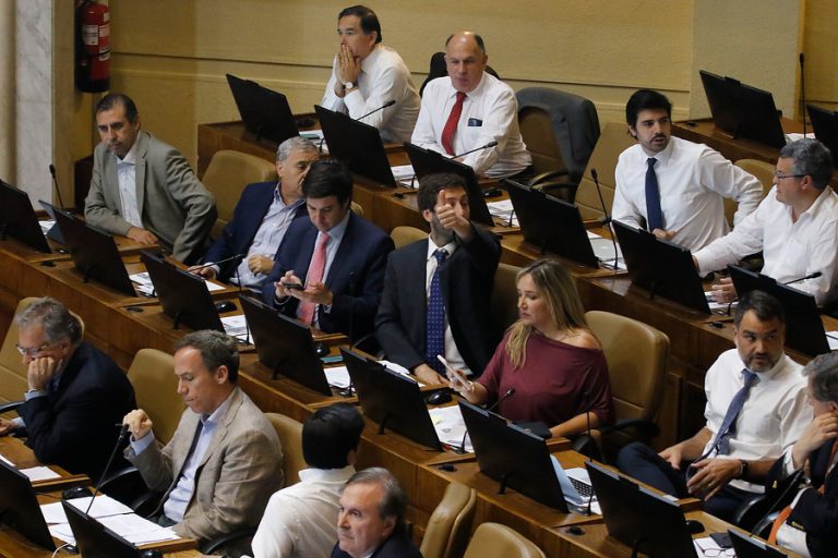 Propuesta para sancionar a asesores que participen de funas en el Congreso sigue sin convencer a la oposición