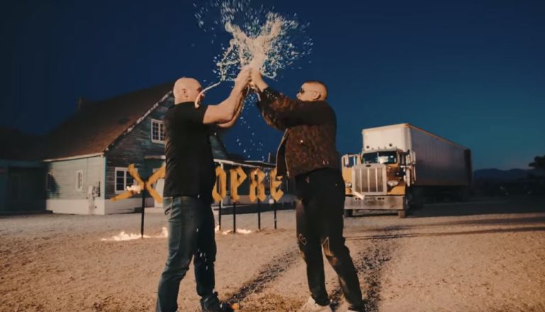 “Qué experiencia más cabrona”: Bad Bunny sorprende junto a Stone Cold en su nuevo videoclip