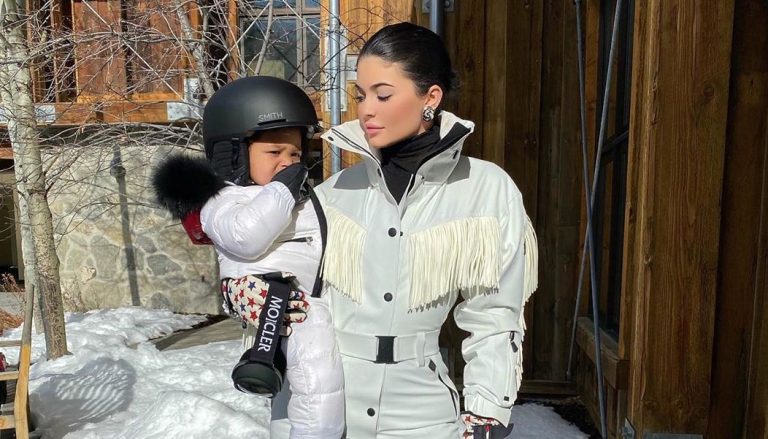 Critican a Kylie Jenner por darle un anillo de diamantes a su hija de un año como regalo de Navidad